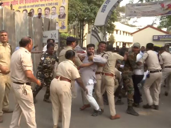 Youth Congress workers hold protest in Raipur (Image/ANI)
