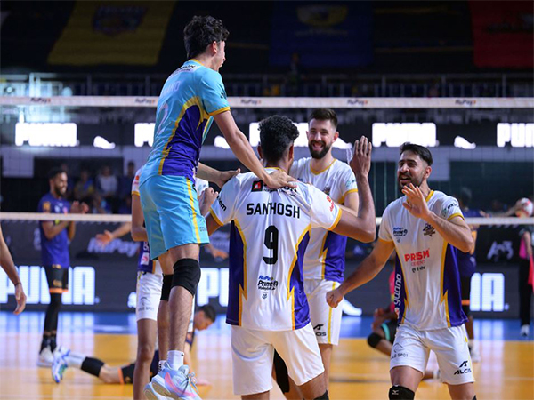 Delhi Toofans and Bengaluru Torpedoes players in action (Photo: Prime Volleyball League)