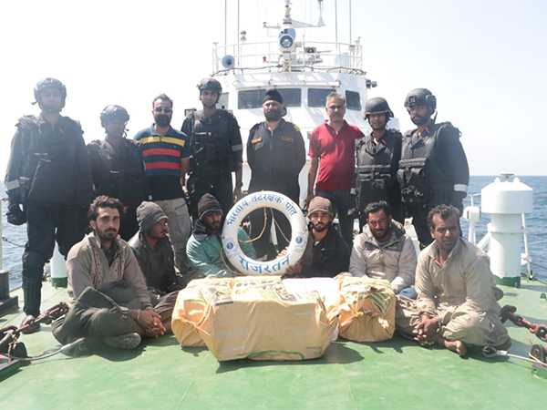 Pakistani boat seized near Gujarat coast (Photo/@DefencePRO_Guj)