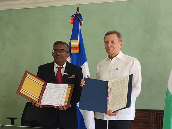Ambassador of India to Santo Domingo, Ramu Abbagani with Roberto Alvarez, FM, Dominican Republic. Photo @DoC_GoI
