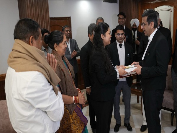 Chief Justice of India DY Chandrachud felicitating the daughter of a cook in SC (Photo/ANI)