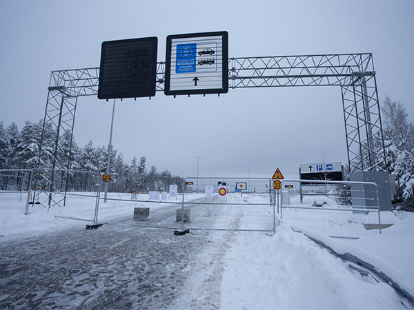 View of the road to closed Vaalimaa border check point between Finland and Russia in VirolahtI (Photo/Reuters)