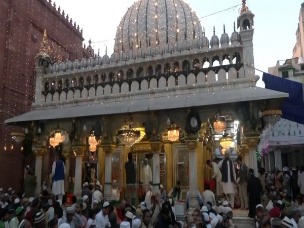 Dawat-e-Iftar feast for Muslim community on Ramzan at Hazrat Nizamuddin Aulia Dargah (Image/ANI)