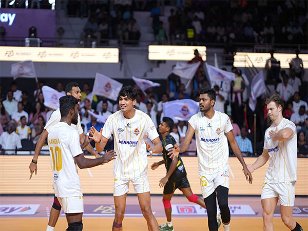 Players of Ahmedabad Defenders in action (Photo: PVL)