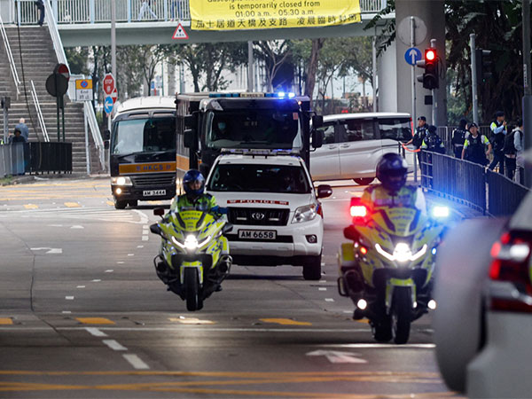 A motorcade carries media mogul Jimmy Lai on December 18, 2023 (Photo/Reuters)