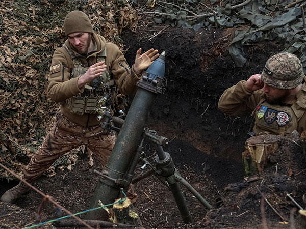 Ukrainian servicemen fire a mortar towards Russian troops at a frontline near the town of Bakhmut (Photo/Reuters)
