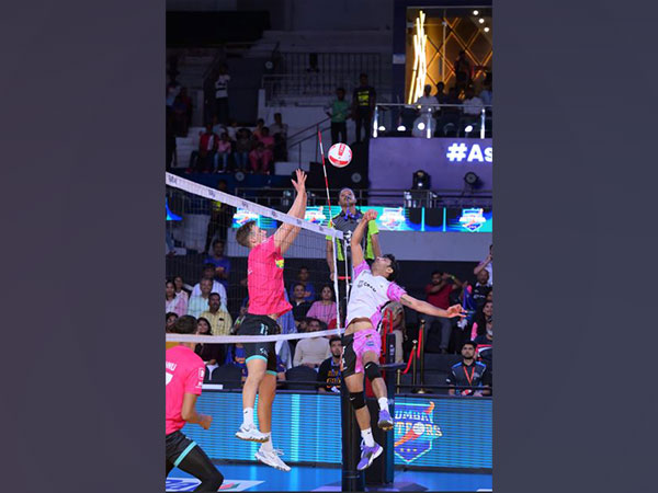 Bengaluru Torpedoes and Mumbai Meteors players in action (Photo: Prime Volleyball League) 