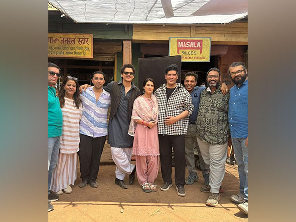 Vijay Varma, Fatima Sana Shaikh, Manish Malhotra and 'Ul Jalool Ishq' team (Image Source: Instagram)