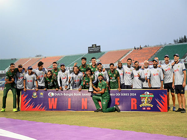 Bangladesh team with the winner's trophy. (Photo- ICC)