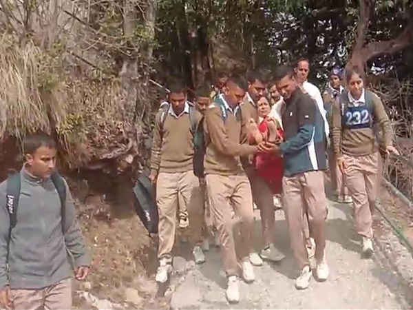 Trainers and Trainees of Dehradun police line rescue injured woman at Surkanda Devi Temple (Photo/ANI)
