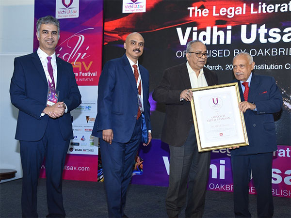 L-R: Vikes Dhyani & Shreesh Chandra, co-founders Oakbridge Publishing, Lalit Bhasin & Justice K K Patnaik.