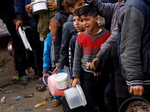 Palestinians wait to receive food amid shortages of food supplies, in Rafah in the southern Gaza Strip (Photo/Reuters)