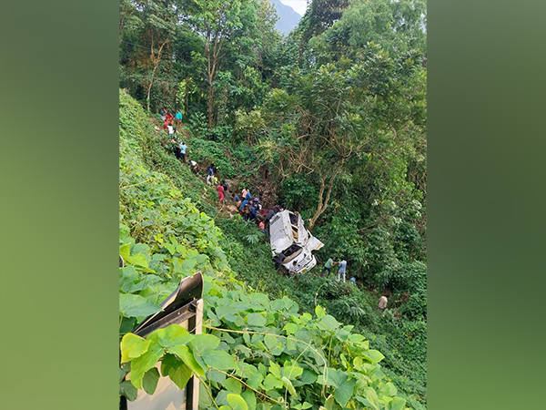 Three dead, fourteen injured as vehicle overturns in Kerala's Adimali (Photo/ANI)