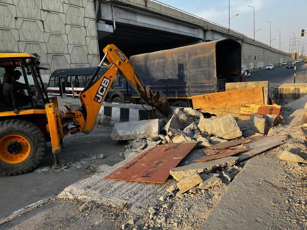 Bulldozer demolishing barricade at Ghazipur border (Photo/ANI)