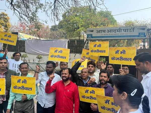 AAP cadres protest at AAP office (Photo/ANI)