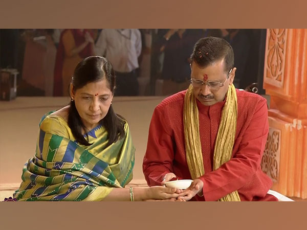 Sunita Kejriwal with Arvind Kejriwal (File Photo/ANI)