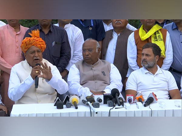 LSP chief Raj Kumar Saini with Congress President Mallikarjun Kharge and party MP Rahul Gandhi in Delhi. (Photo/ANI)