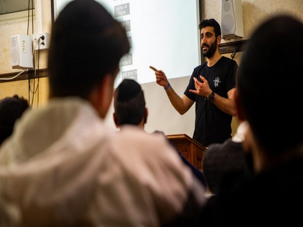 Israeli army reservist Kfir Doyeb shares his story of fighting in Gaza with students of the Agadelcha ORT high school yeshiva (Photo/TPS)