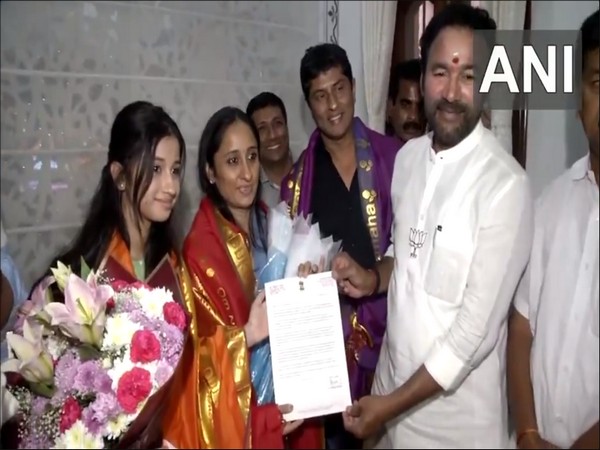 Union Minister Kishan Reddy felicitates mother-daughter duo in Hyderabad. (Photo/ANI)