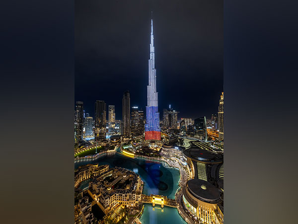 Burj Khalifa lights up iconic landmarks in colours of Russian flag (Photo/WAM)