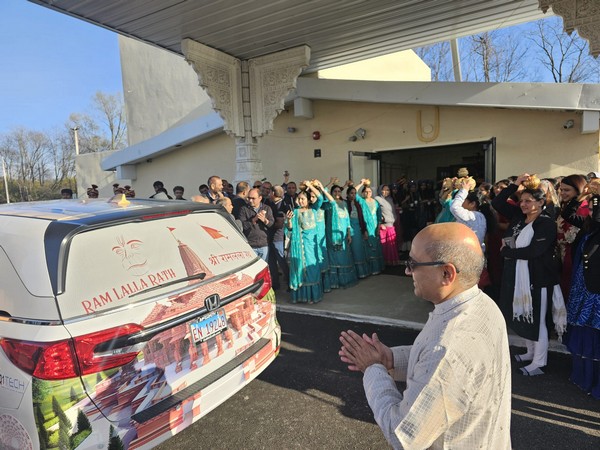 Devotees greet Ram Rath at Shri Swaminarayan Gurukul Samiyu in Springfield (Image Credit: Vishwa Hindu Parishad of America)