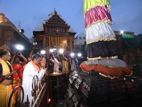 Union Minister Dharmendra Pradhan offers prayers at Shree Jagannath Temple in Puri (Photo/ @dpradhanbjp)