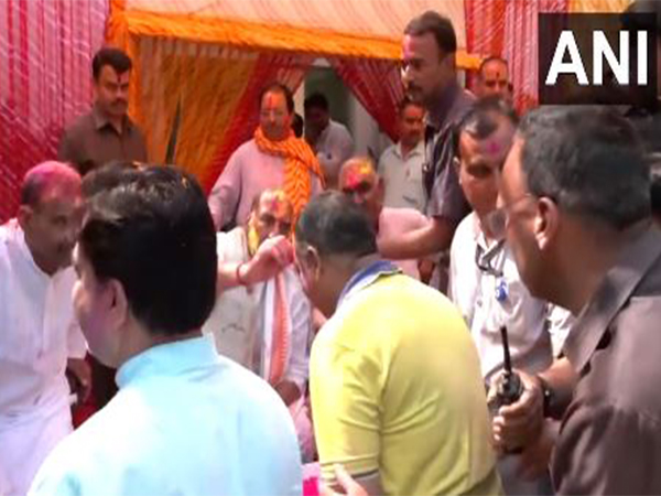 Rajnath Singh celebrates Holi at his residence (Photo/ANI)
