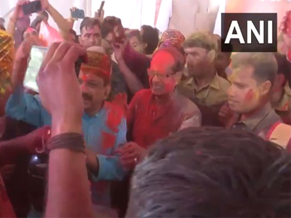 Former MP CM Shivraj Singh Chouhan celebrating Holi (Photo/ANI)
