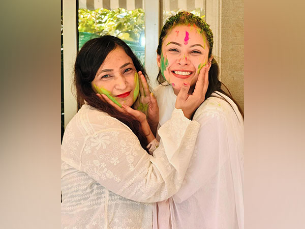Shehnaaz Gill with her mother (Image Source: Instagram)