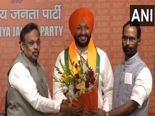 Congress MP Ravneet Singh Bittu joins BJP at party headquarters in Delhi. (Photo/ANI)