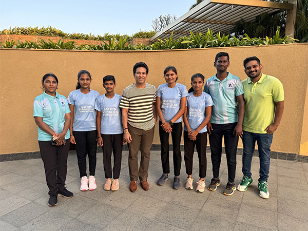 Sachin Tendulkar with young athletes from Mann Deshi Champions programme (Image: Sachin Tendulkar Foundation)