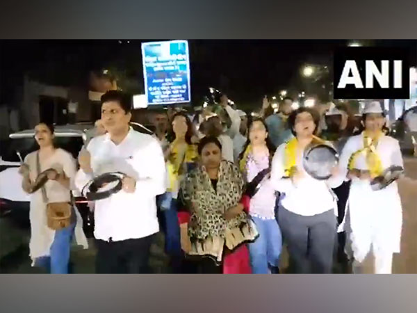 AAP conducts 'Thali Bajao Campaign' in Greater Kailash area (Photo/ANI)