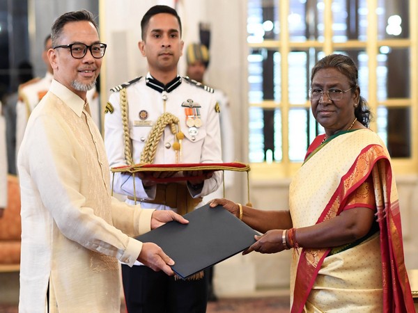 Envoys of five nations present credentials to President of India (Photo/@rashtrapatibhvn)