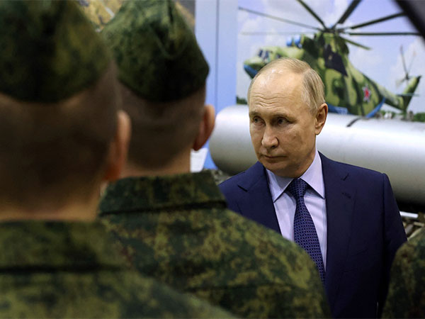 Russian President Vladimir Putin meets with military pilots in Torzhok (Photo/Reuters)