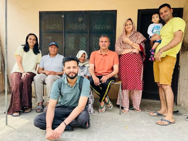 Elvish Yadav with family ( Image source: Instagram)