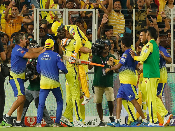 MS Dhoni lifts Jadeja (Photo: IPL)
