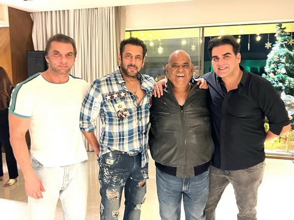 Salman Khan with Satish Kaushik, Sohail Khan and Arbaaz Khan (Image Source: Instagram)