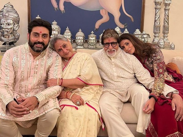 Amitabh Bachchan and Jaya Bachchan with Abhishek and Shweta (Image source: Instagram)