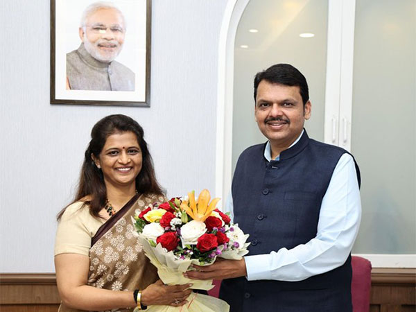 Archana Patil Chakurkar with Devendra Fadnavis (Photo/ANI)