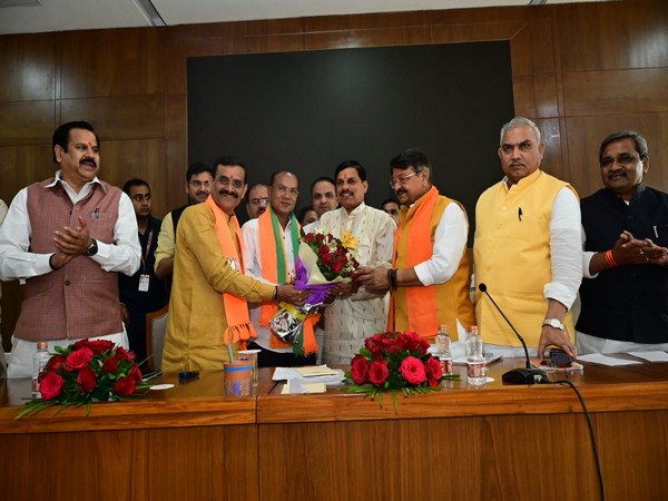 Congress MLA Kamlesh Shah joining BJP (Photo/ANI)