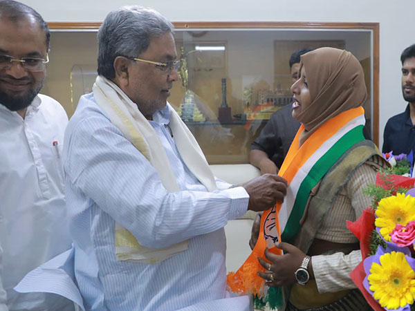 Najma Nazeer Chikkanerale with Karnataka CM Siddaramaiah. (Photo: @siddaramaiah)