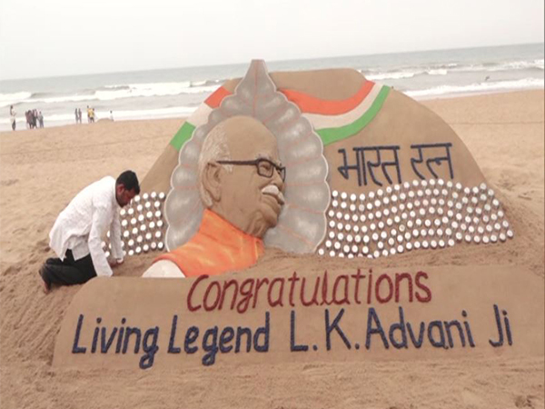 Sand sculpture of veteran BJP leader Lal Krishna Advani. (Photo/ANI)