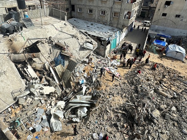 Palestinians inspect the site of an Israeli strike, in Rafah, in the southern Gaza Strip (Photo/Reuters)