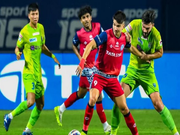 Jamshedpur FC and Kerala Blasters in action. (Photo- ISL)