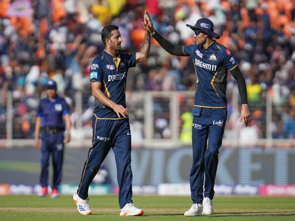 Mohit Sharma and Shubman Gill. (Picture: IPL) 