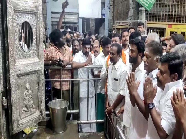 Former Tamil Nadu Chief Minister OPS at Arulmigu Ramanathaswamy Temple in Rameswaram(Photo/ANI)