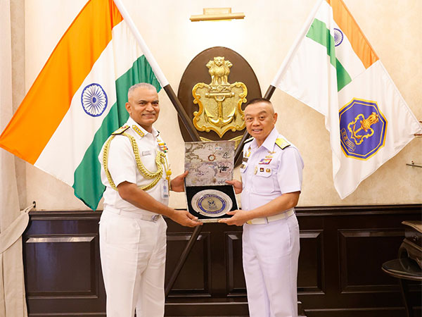 Chief of Naval Staff Admiral R Hari Kumar, Royal Thai Navy Commander-in-Chief Admiral Adoong Pan-Iam (Image Credit: X/@indiannavy)