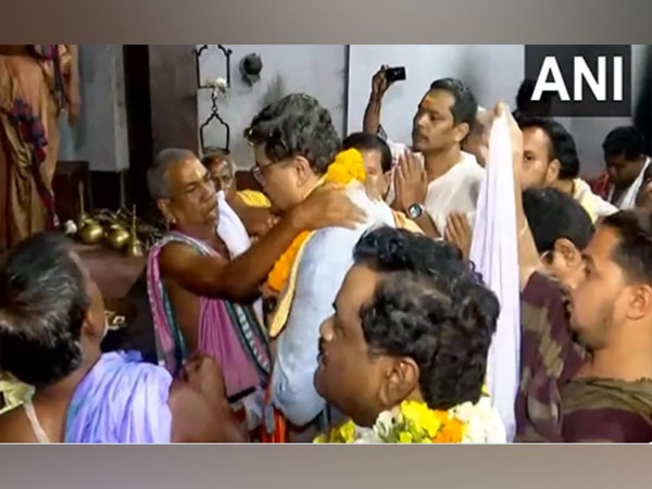 Baijayant Jay Panda offers prayers at Baladevjew temple (Photo/ANI)