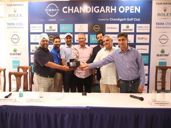 Gaganjeet Bhullar and Jeev Milkha Singh alongwith officials ahead of Chandigarh Open (Image: PGTI)