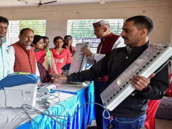 Polling staff being briefed about EVM machines (Photo/ANI)